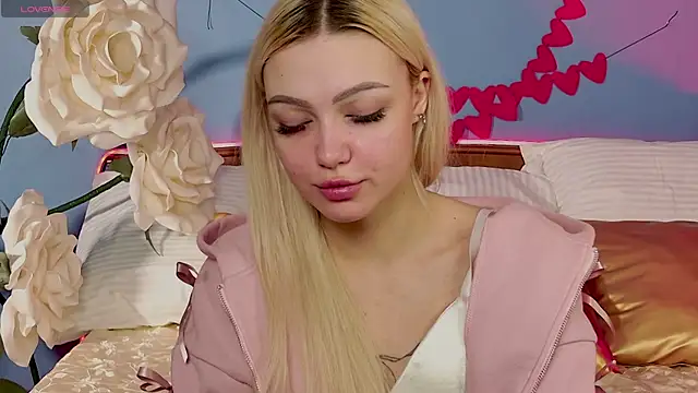 Snapshot of LinaLirian chatting on March 17, 9:23 am LinaLirian online show from March 17, 9:23 am