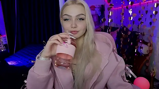 Snapshot of LinaLirian chatting on March 23, 10:08 am LinaLirian online show from March 23, 10:08 am