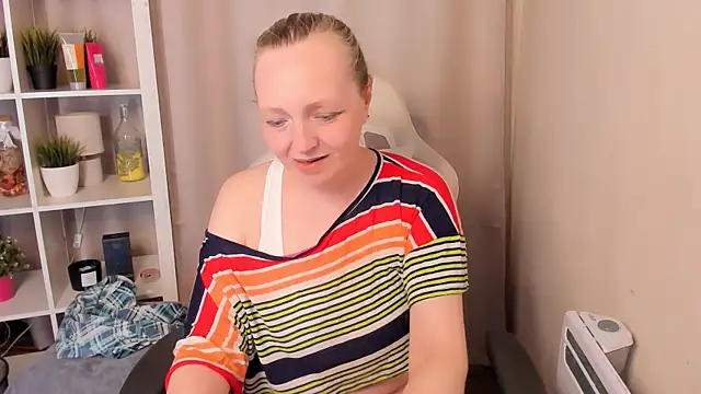 Snapshot of Karen_Villis chatting on May 3, 12:00 pm Karen Villis online show from May 3, 12:00 pm