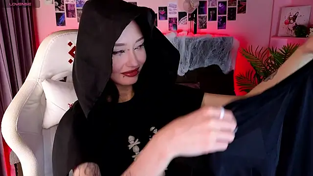  holly berry  online show from October 29, 2:14 am