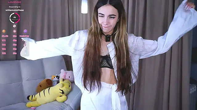 Snapshot of CupSizeGirl chatting on September 29, 4:23 pm CupSizeGirl online show from September 29, 4:23 pm