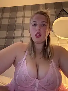 Snapshot of CutieCurvyGirlxo chatting on September 14, 5:01 pm CutieCurvyGirlxo online show from September 14, 5:01 pm
