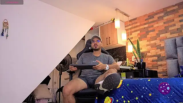 Snapshot of samuelcoopeer chatting on February 21, 3:46 pm samuelcoopeer online show from February 21, 3:46 pm