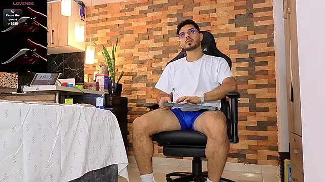 Snapshot of samuelcoopeer chatting on March 6, 12:45 pm samuelcoopeer online show from March 6, 12:45 pm