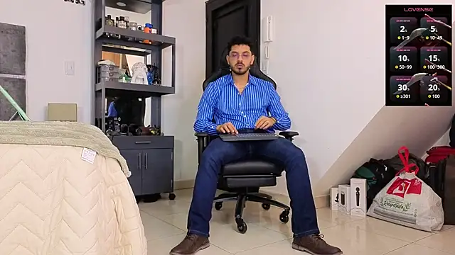 Snapshot of samuelcoopeer chatting on March 26, 8:14 pm samuelcoopeer online show from March 26, 8:14 pm