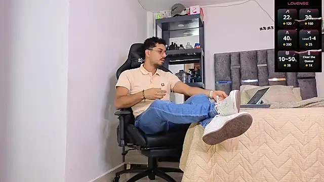 Snapshot of samuelcoopeer chatting on April 1, 8:28 pm samuelcoopeer online show from April 1, 8:28 pm