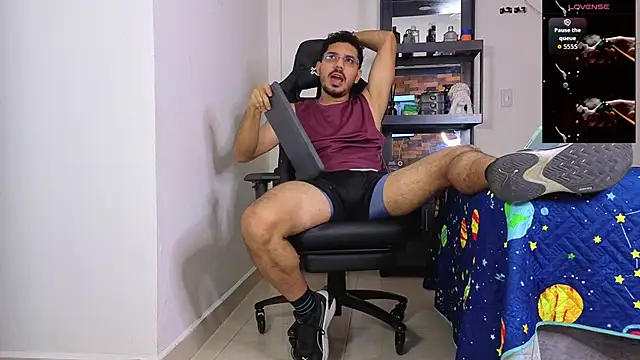 Snapshot of samuelcoopeer chatting on April 7, 3:12 pm samuelcoopeer online show from April 7, 3:12 pm