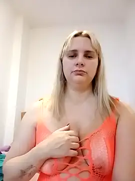 Snapshot of JessicaItalia chatting on October 18, 9:21 am JessicaItalia online show from October 18, 9:21 am