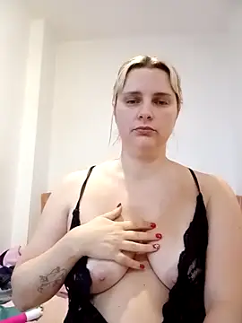 Snapshot of JessicaItalia chatting on November 8, 10:26 am JessicaItalia online show from November 8, 10:26 am