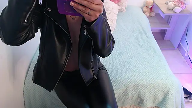 renataj online show from November 3, 7:04 pm