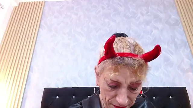 Snapshot of xandrinakarzon chatting on October 31, 1:56 pm xandrinakarzon online show from October 31, 1:56 pm