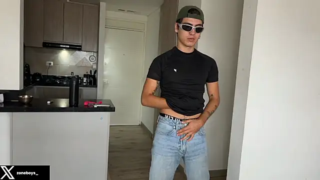 Snapshot of zoneboys chatting on December 18, 6:58 pm zoneboys online show from December 18, 6:58 pm