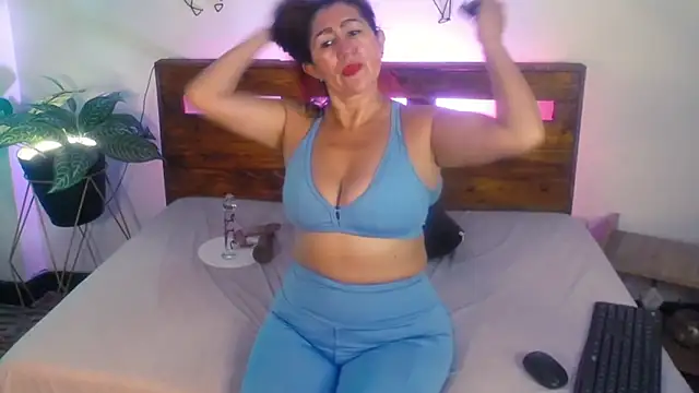 Yeseniaa25  online show from September 23, 7:06 pm