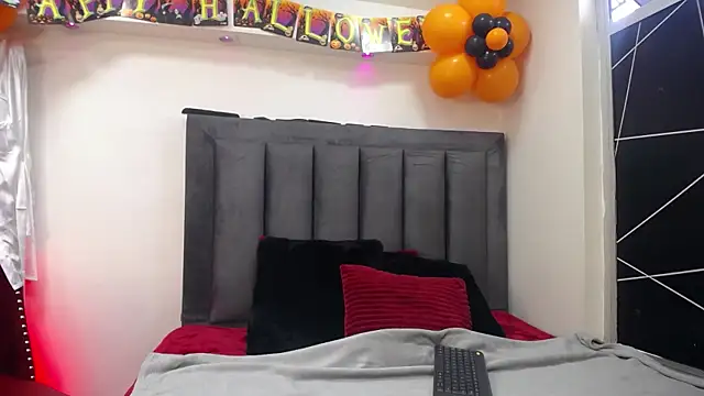 EmmaJhomson online show from October 13, 8:09 pm