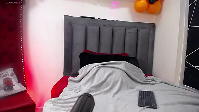 EmmaJhomson online show from October 14, 8:20 pm