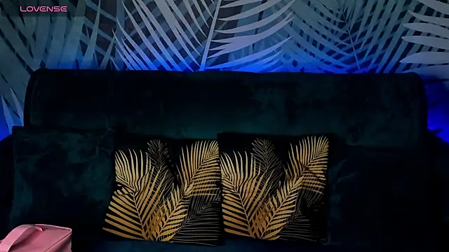 Snapshot of ChristyCrayme chatting on December 13, 10:04 pm ChristyCrayme online show from December 13, 10:04 pm