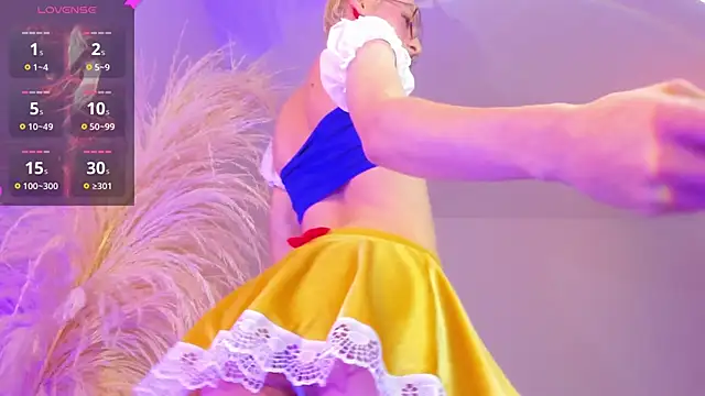 liiamluna  online show from October 31, 9:32 am