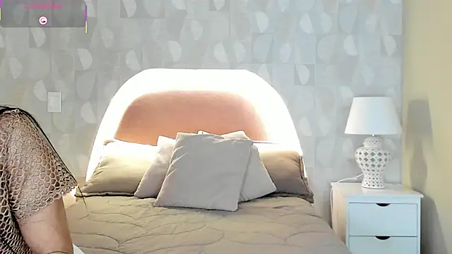 isabella milf  online show from October 13, 7:03 pm