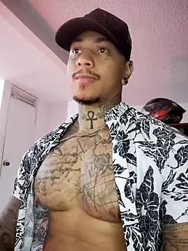 Snapshot of David_tatto1 chatting on October 18, 4:15 am David tatto1 online show from October 18, 4:15 am