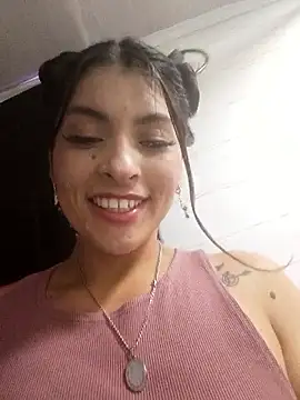 Snapshot of Fox_Roxxan chatting on April 21, 2:51 am Fox Roxxan online show from April 21, 2:51 am