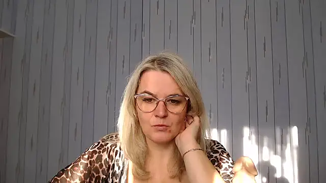 Snapshot of EleanoraDream chatting on October 22, 7:19 am EleanoraDream online show from October 22, 7:19 am