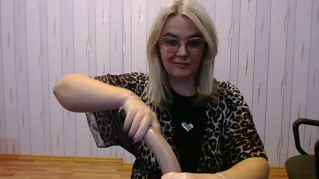 Snapshot of EleanoraDream chatting on November 7, 5:13 pm EleanoraDream online show from November 7, 5:13 pm