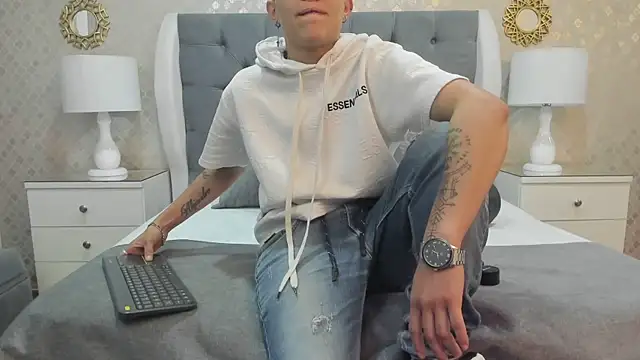 Snapshot of ZoeKrug chatting on September 30, 11:48 am ZoeKrug online show from September 30, 11:48 am