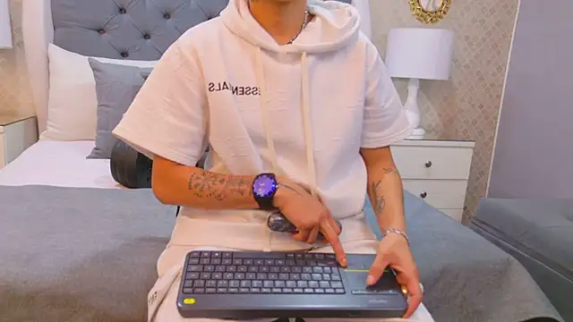 Snapshot of ZoeKrug chatting on October 6, 11:40 am ZoeKrug online show from October 6, 11:40 am