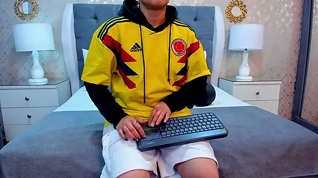 Snapshot of ZoeKrug chatting on October 11, 11:53 am ZoeKrug online show from October 11, 11:53 am