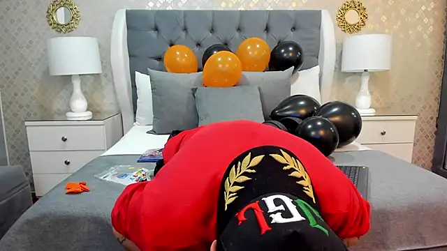 Snapshot of ZoeKrug chatting on October 14, 7:25 pm ZoeKrug online show from October 14, 7:25 pm