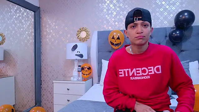 Snapshot of ZoeKrug chatting on October 15, 11:32 am ZoeKrug online show from October 15, 11:32 am