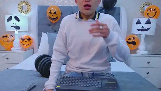 Snapshot of ZoeKrug chatting on October 16, 11:55 am ZoeKrug online show from October 16, 11:55 am