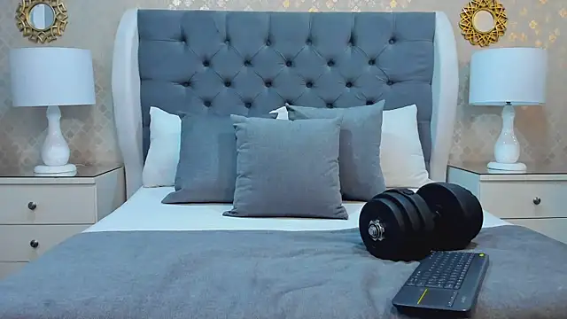 Snapshot of ZoeKrug chatting on October 18, 11:55 am ZoeKrug online show from October 18, 11:55 am