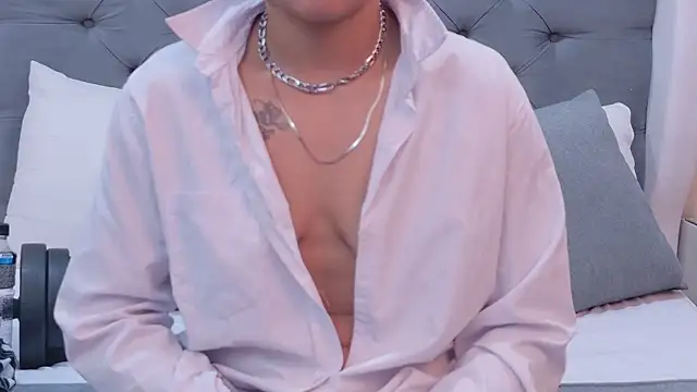 Snapshot of ZoeKrug chatting on October 23, 7:29 am ZoeKrug online show from October 23, 7:29 am