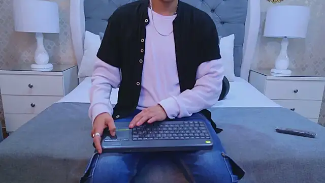 Snapshot of ZoeKrug chatting on October 25, 11:51 am ZoeKrug online show from October 25, 11:51 am