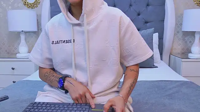 Snapshot of ZoeKrug chatting on October 29, 11:56 am ZoeKrug online show from October 29, 11:56 am