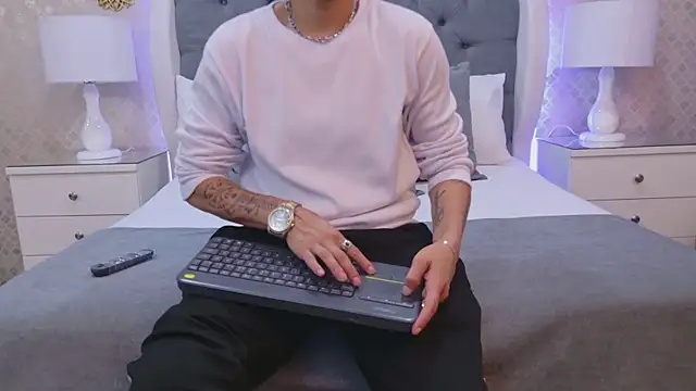 ZoeKrug online show from November 24, 8:52 pm