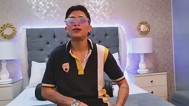 ZoeKrug online show from December 16, 12:21 pm