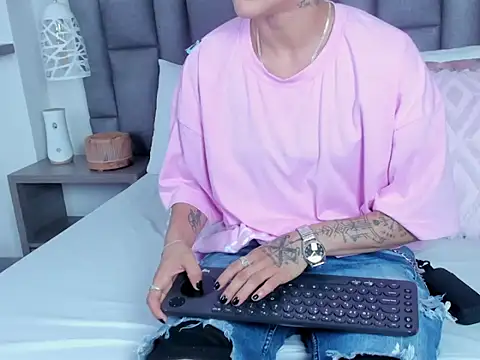 ZoeKrug online show from February 14, 5:43 pm