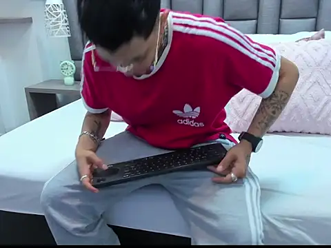 ZoeKrug online show from March 24, 12:21 pm