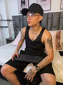 ZoeKrug online show from March 27, 12:27 pm