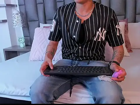 ZoeKrug online show from March 30, 11:55 am