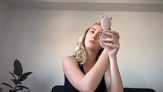 Kitty Swetty online show from March 6, 2:02 pm