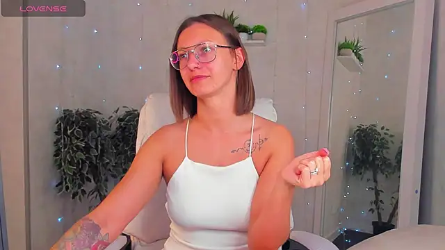 Elina Gravess online show from September 16, 12:00 am