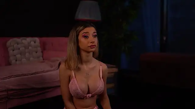 Snapshot of OdetteMason chatting on October 24, 5:04 am OdetteMason online show from October 24, 5:04 am