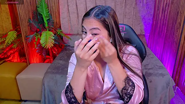 Snapshot of juanita_tay chatting on June 12, 3:05 am juanita tay online show from June 12, 3:05 am