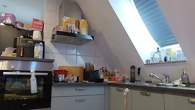 Snapshot of SweetTeenGirl chatting on October 16, 9:43 am SweetTeenGirl online show from October 16, 9:43 am