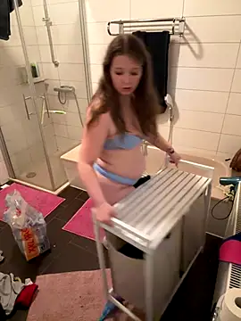 Snapshot of SweetTeenGirl chatting on October 28, 7:27 pm SweetTeenGirl online show from October 28, 7:27 pm