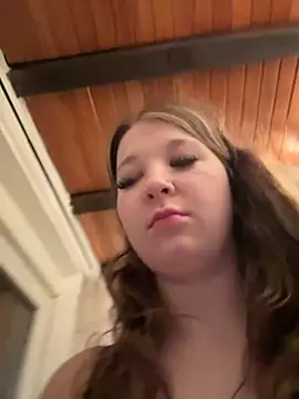 Snapshot of SweetTeenGirl chatting on November 6, 6:03 am SweetTeenGirl online show from November 6, 6:03 am