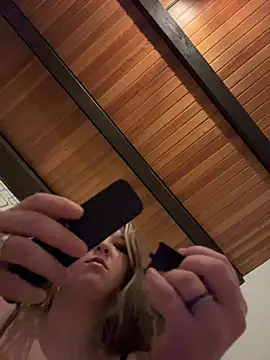 Snapshot of SweetTeenGirl chatting on November 6, 6:42 pm SweetTeenGirl online show from November 6, 6:42 pm